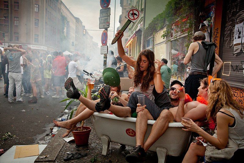 Люди всіх віків у цей день веселяться і гуляють. Фото: berlinlovesyou.com