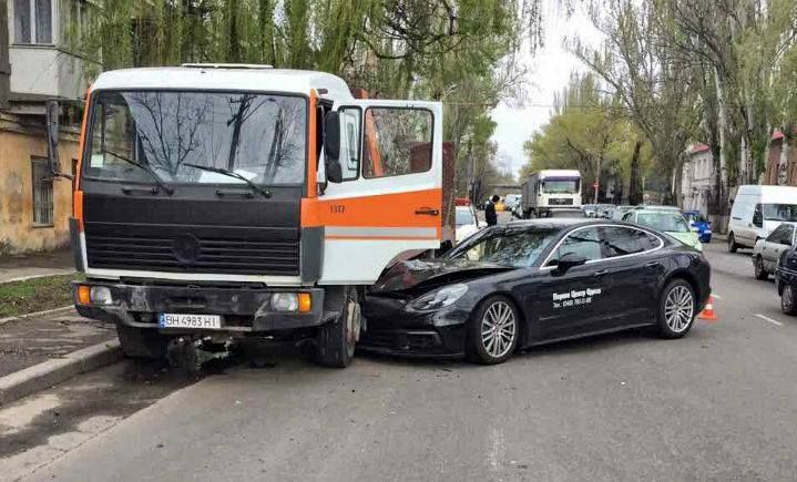 В Одессе Porshe попал в ДТП. Фото: facebook.com/vlad.life