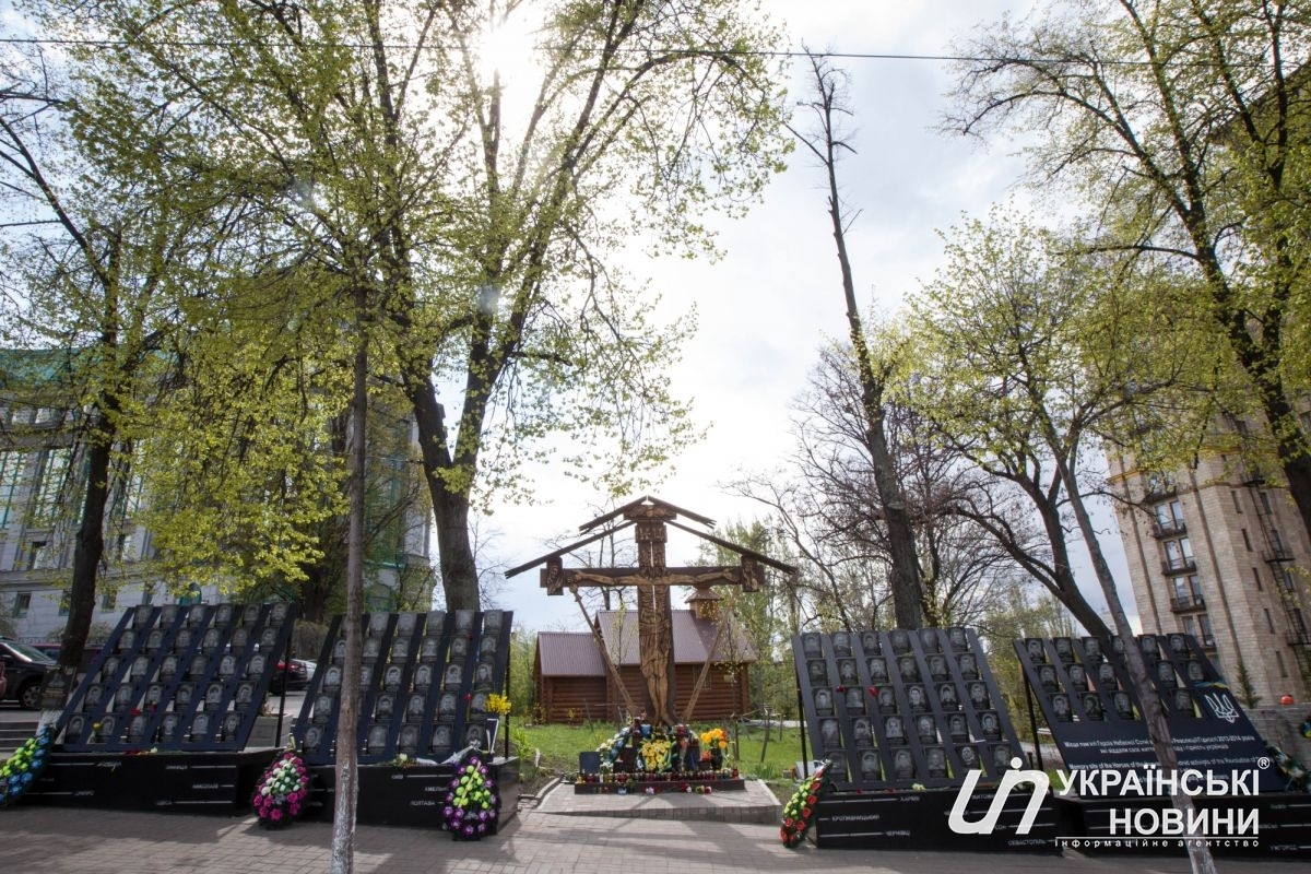 В центре Киеве демонтируют мемориал Небесной сотни