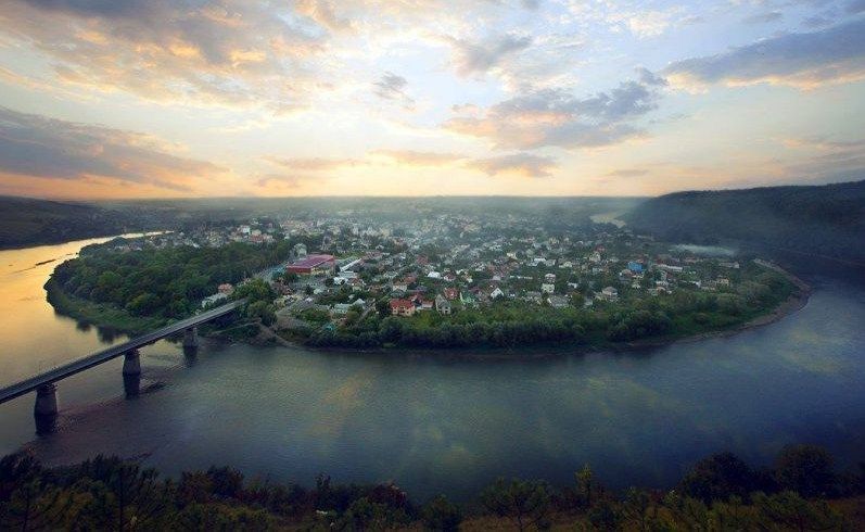 Меандр Дністра - це величезний підковоподібний поворот річки. Фото: igotoworld.com.