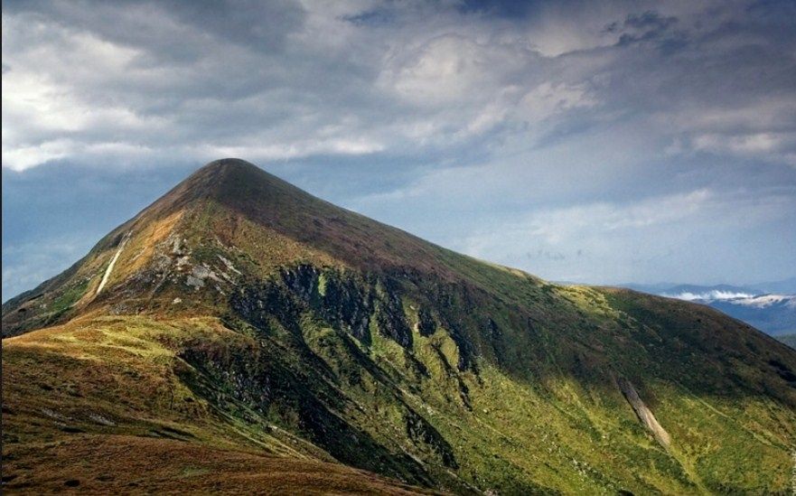 у цій гори, як і у всіх місць Івано-Франківської області, також є легенда про те, як вона з'явилася в цих мальовничих місцях. Фото: 