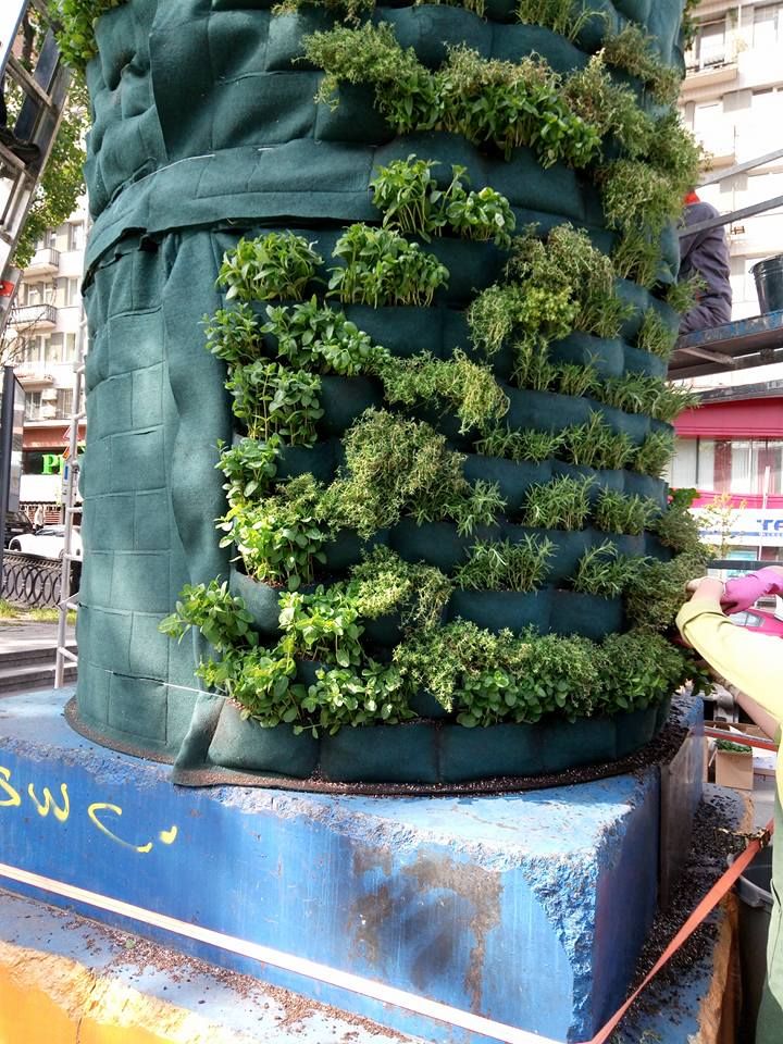 Постамент памятника Ленину временно прикрасили. Фото: facebook.com/hmaro4os