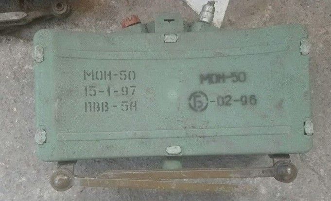 2 мины обнаружили возле воинской части. Фото: ssu.gov.ua