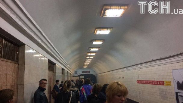 В метро задимівся поїзд. Фото: tsn.ua