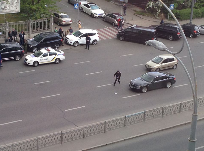 Поліція ризикує життям під колесами авто. Фото: facebook.com/Адв Шалімов