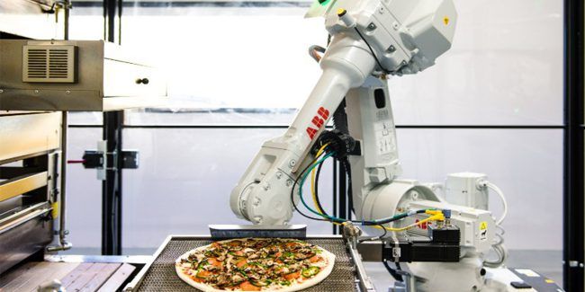 Роботы могут делать множество задач: даже готовить еду. Фото:zumepizza.com