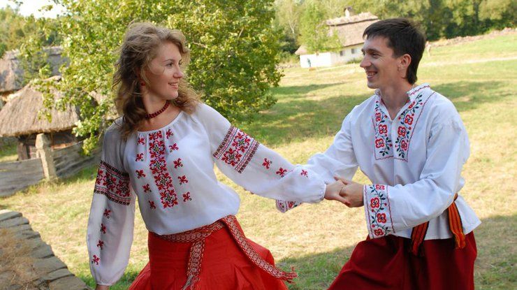 Праздник хочет популяризировать вышиванки среди украинцев.  Фото: podrobnosti.ua