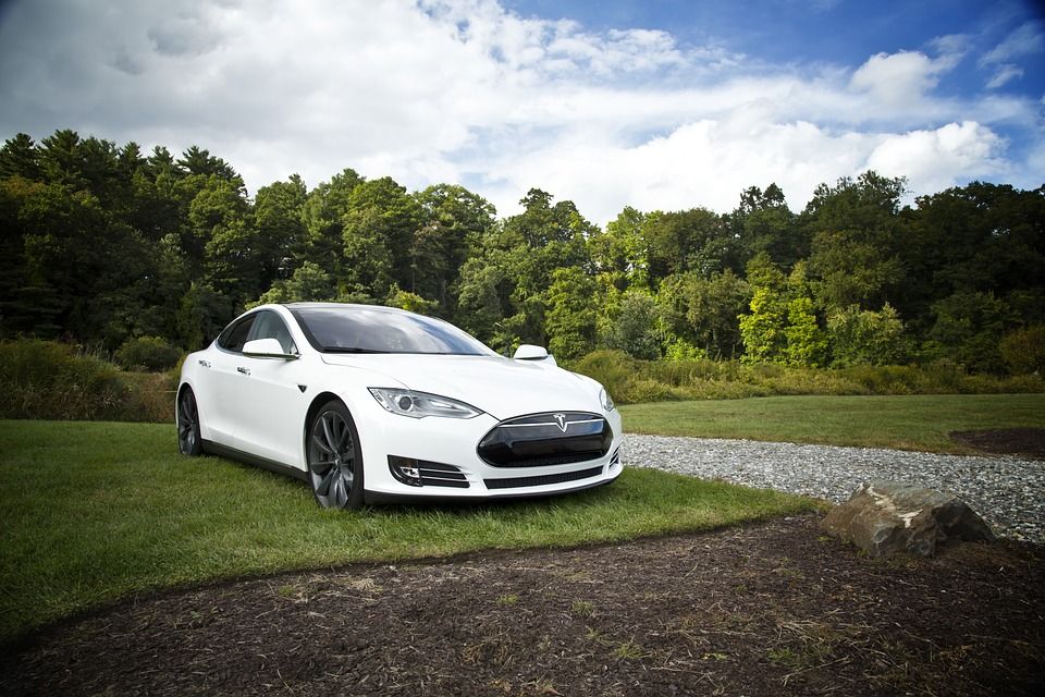 Электроседан производства Tesla. Фото: pixabay.com