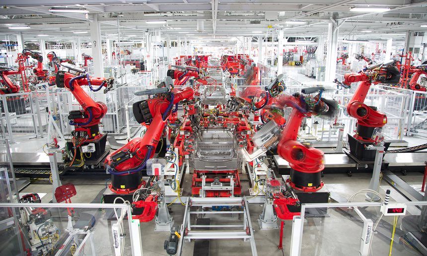 Роботы делают грубую работу, но основным занимаются люди. Фото: Tesla.com