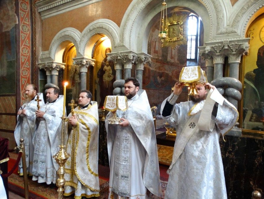 В этот день священники совершают богослужение в белых одеждах. Фото: 