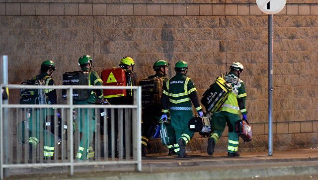 Медикам нужна была помощь пожарных в спасении людей. Фото: AFP