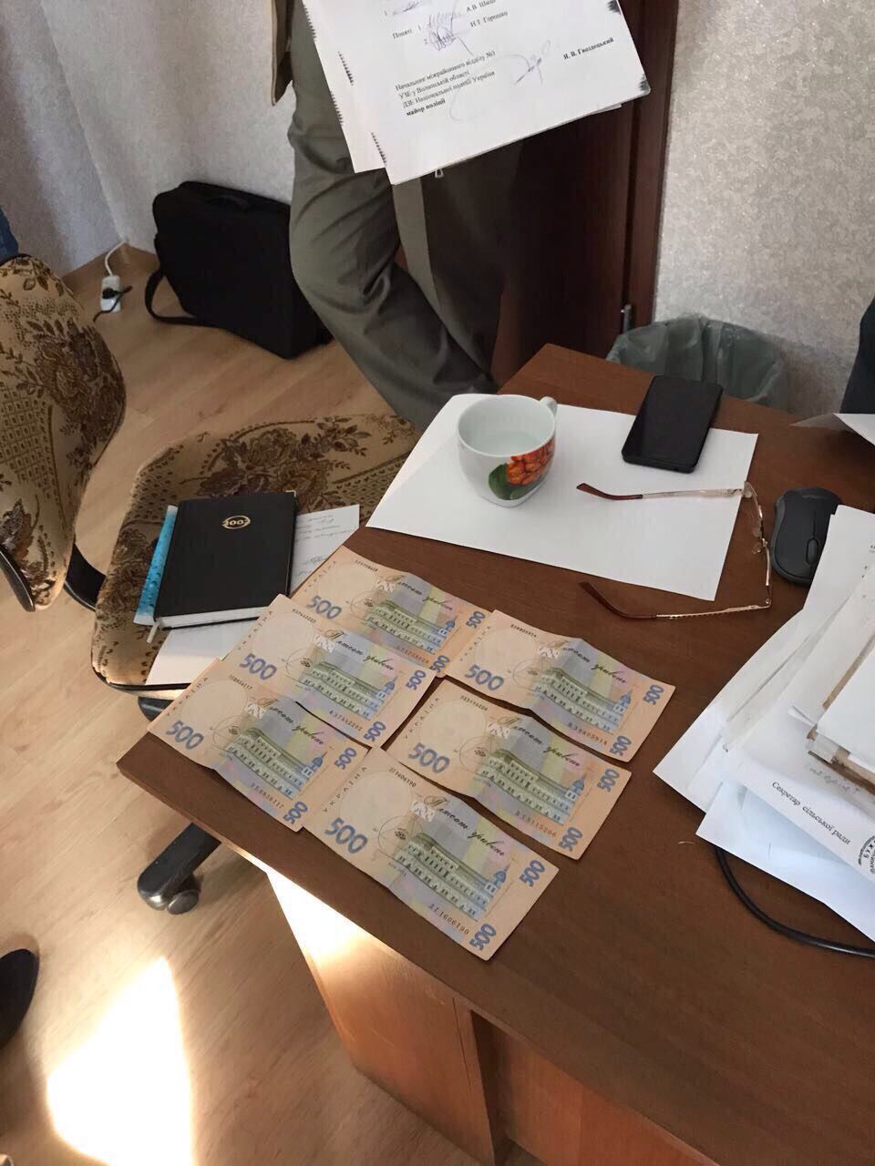 Проводяться першочергові слідчі дії та вирішується питання про оголошення затриманому про підозру за ч. 3 ст. 369-2 (зловживання впливом) Кримінального кодексу. Фото: vol.gp.gov.ua