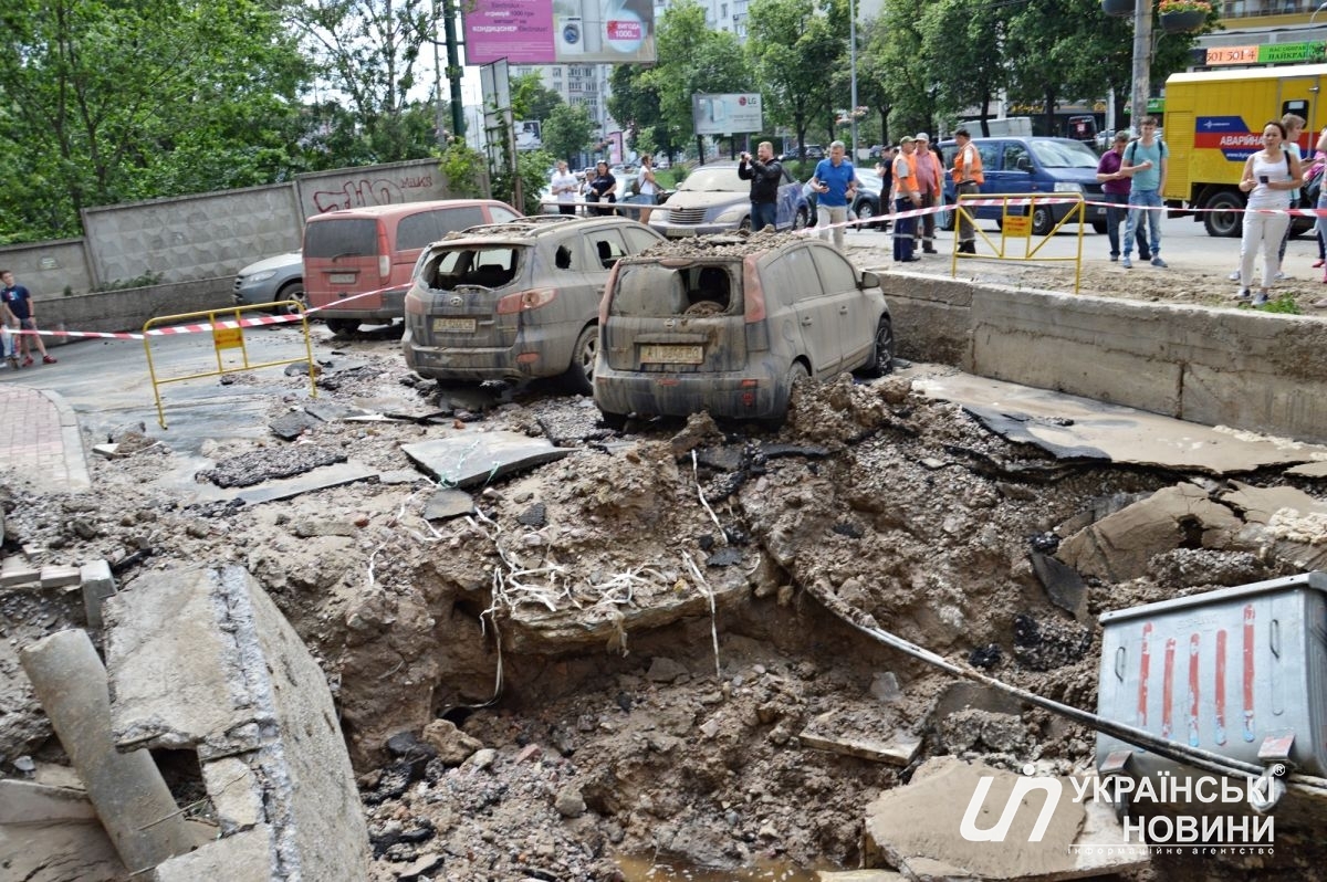 Трубу прорвало на улице Голосеевской