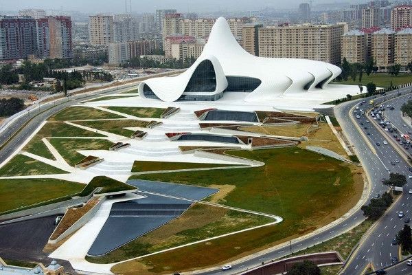 Футуристическая постройка является культурным центром Баку. Фото: 5travel.net