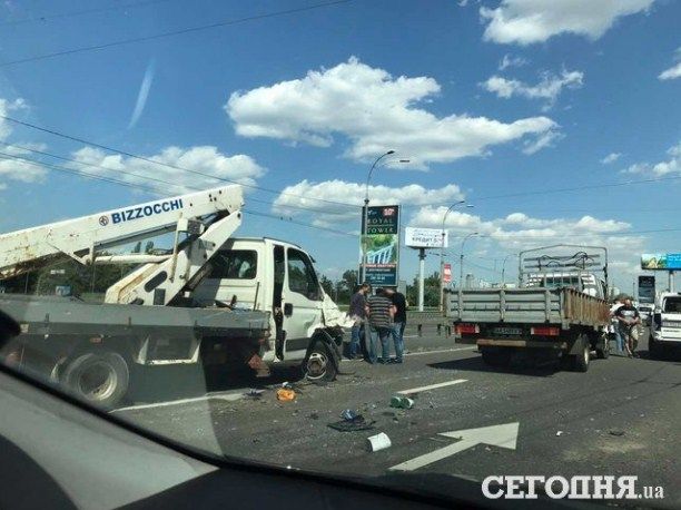 Участники ДТП ограничили движение на указанном участке дороги. Фото: Сегодня.ua