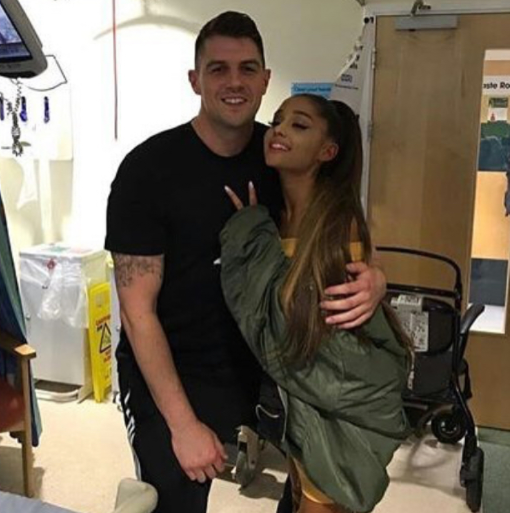 Певица навестила фанатов в Королевском детском госпитале Манчестера. Фото: instagram.com/ariana.__.forever