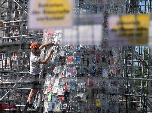 З книг створили колони, стіни і підлога копії храму на афінському Акрополі. Фото: twitter.com/McMurtrieSF