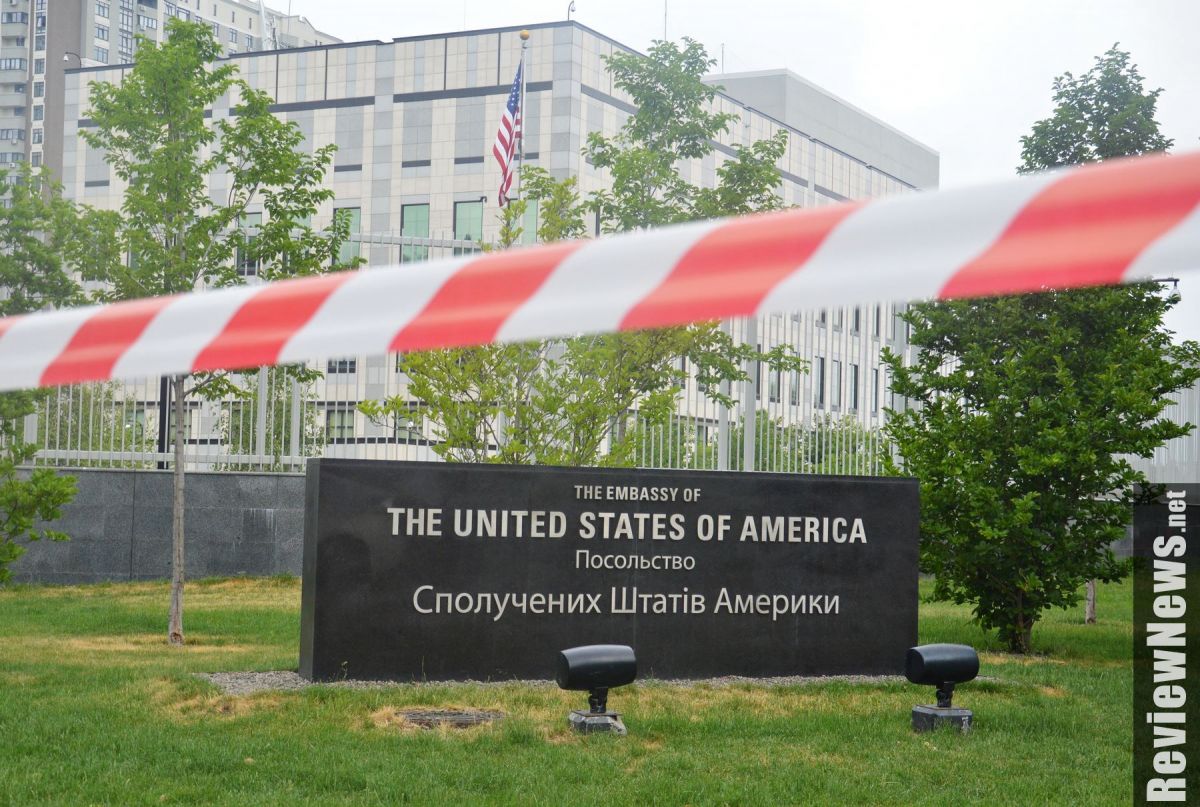 Посольство США оцепили полиция. Фото: eviewnews.net