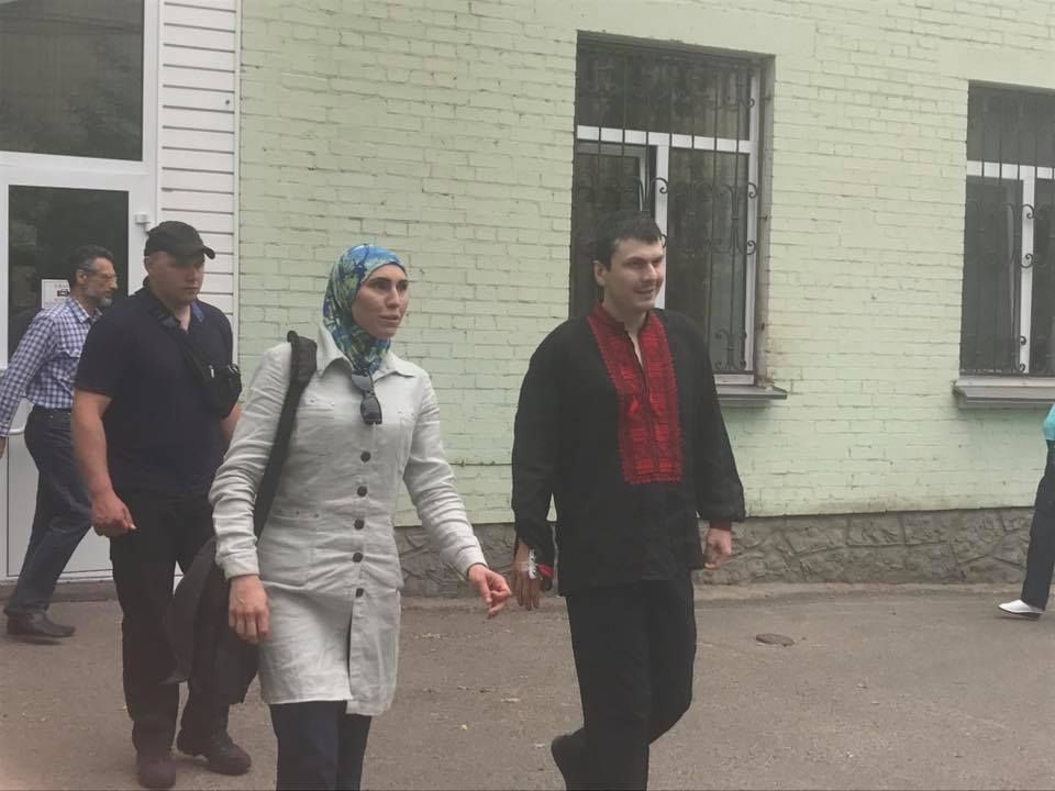 Осмаев вышел из больницы в вышиванке. Фото: facebook.com/e.seitbullaeva