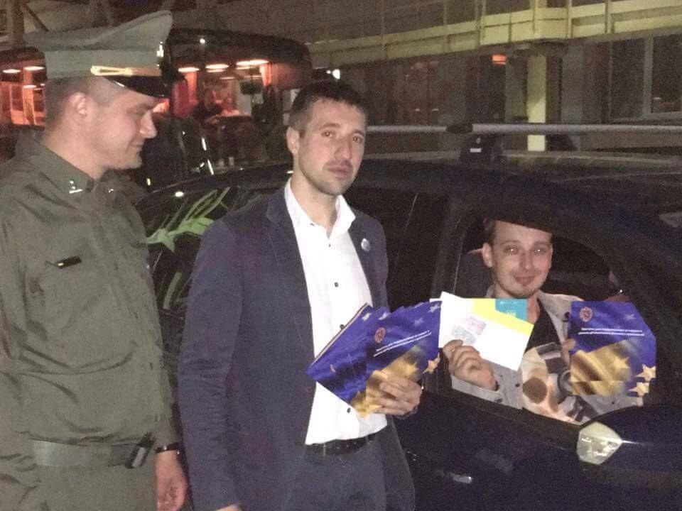 Сотни украинцев поехали в Европу без виз. Фото: facebook.com/Департамент-консульської-служби-МЗС-України