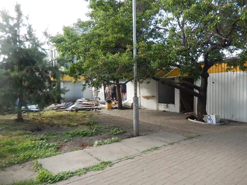 На Подоле демонтируют МАФы. Фото: facebook.com/podilpodil