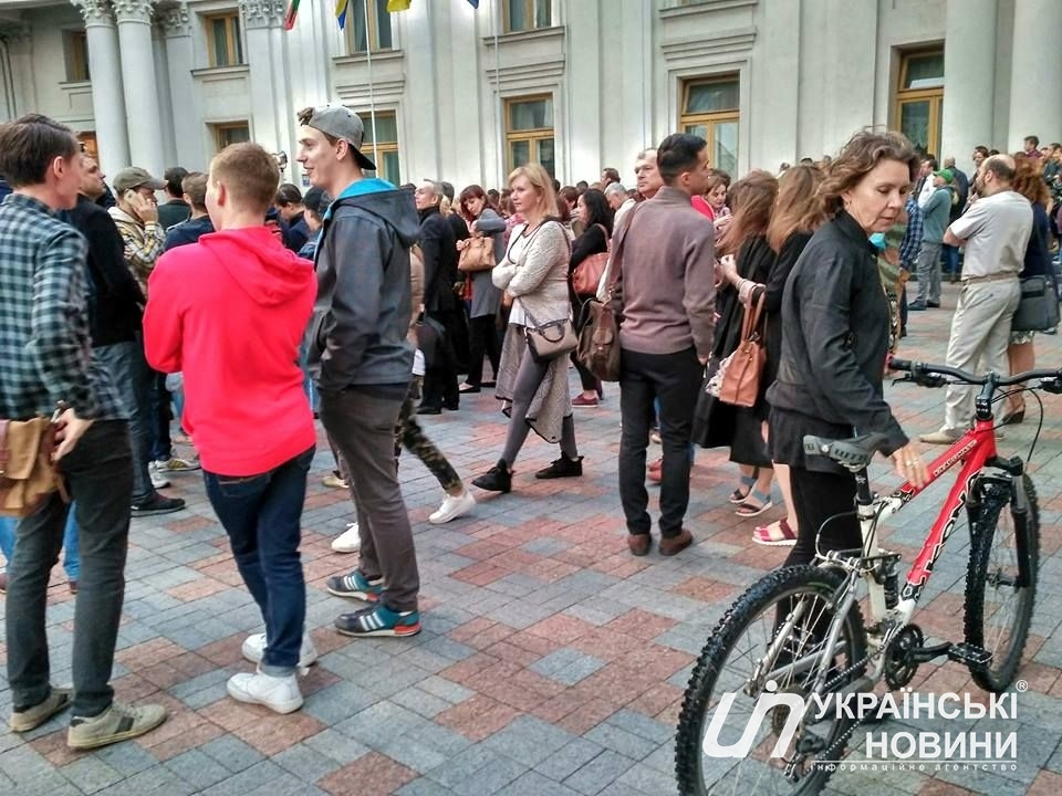 Несмотя на прохладную для лета погоду, послушать джаз пришло много людей