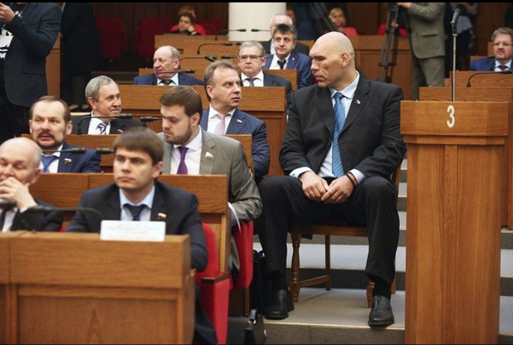 Микола Валуєв не помістився в кріслі білоруського парламенту. 