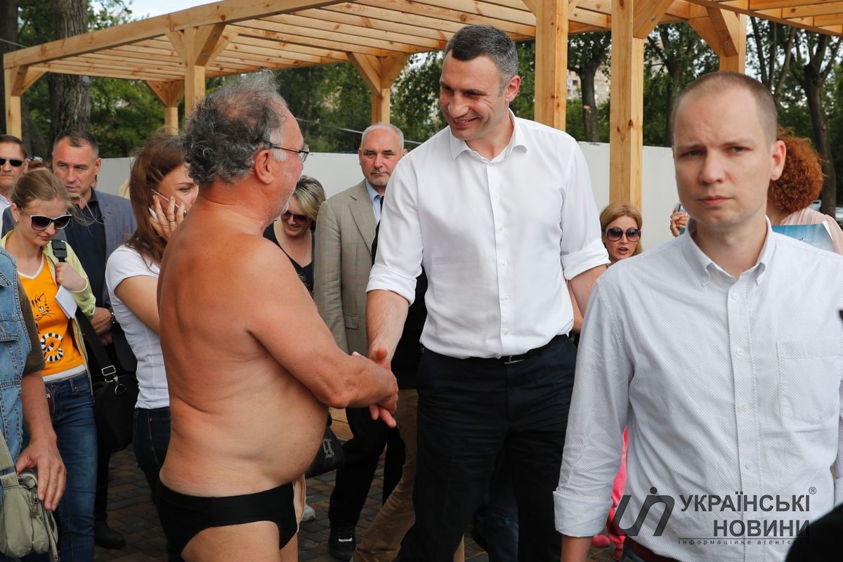 На пляже Виталий Кличко пообщался с отдыхающими жителями Киева