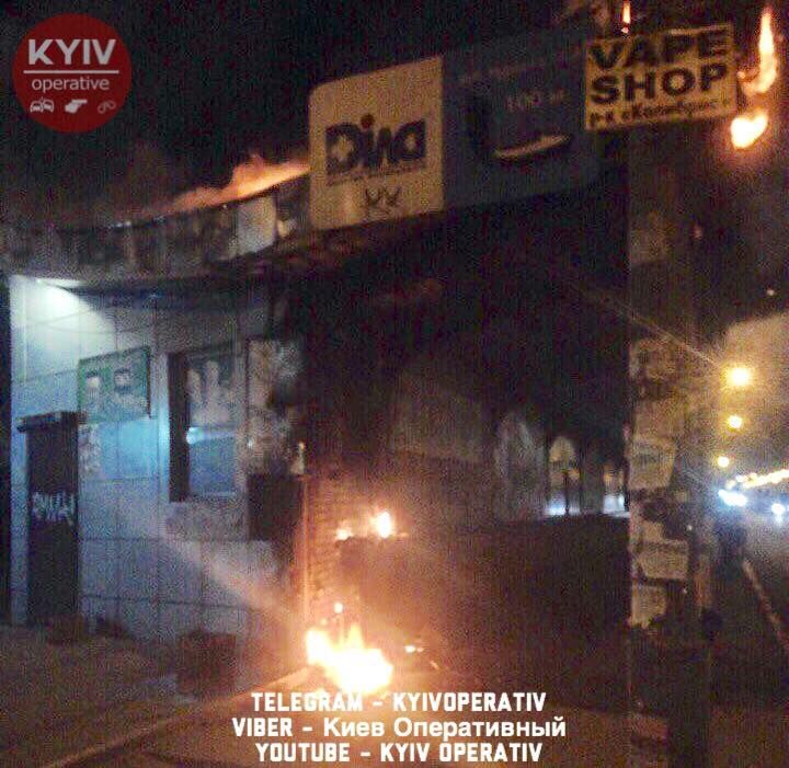 Тушить пожар приехали три машины пожарных 