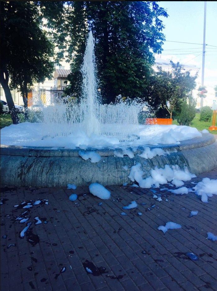 Неизвестные залили фонтан моющим средством. Фото: facebook.com/КП-УЗН-Подільського-району