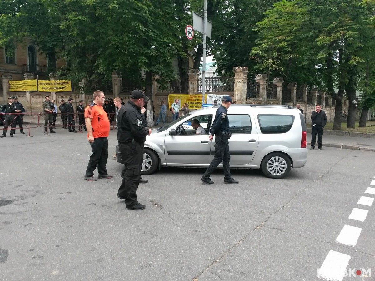 После проведения осмотра машины, правоохранители пропускают людей дальше и проводят осмотр следующей машины. Фото: glavcom.ua
