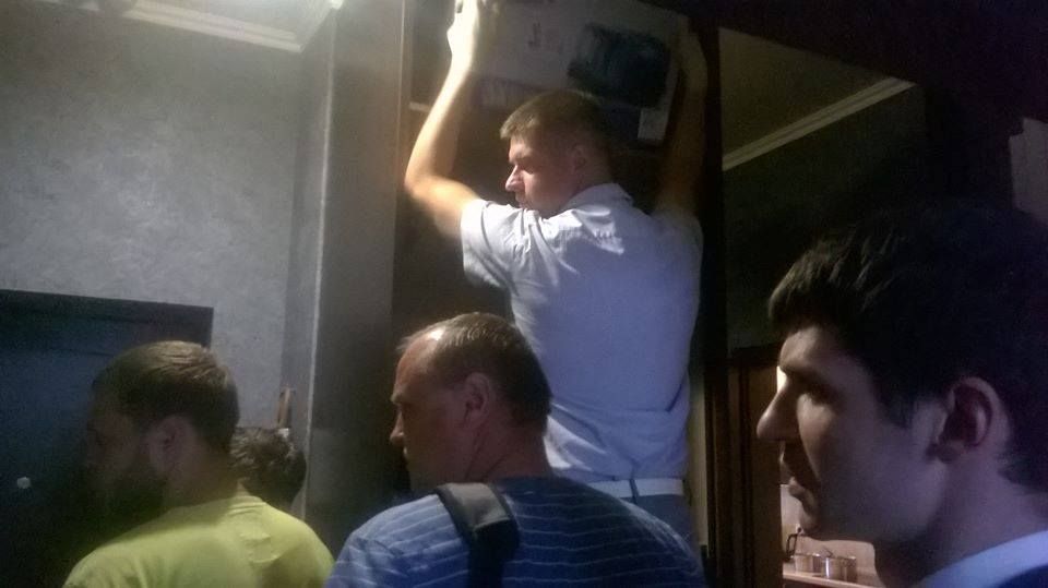 Обыск в квартире Гужвы. Фото: facebook.com/kryukova