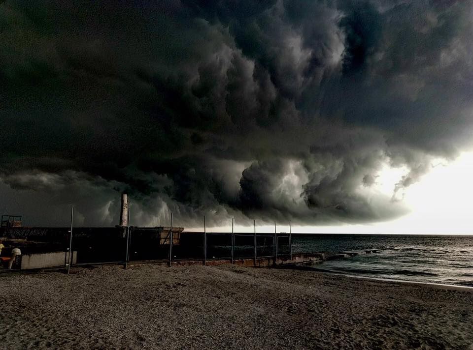Одесское небо над морем во время грозы. Фото: facebook.com/adrenalin.od.ua