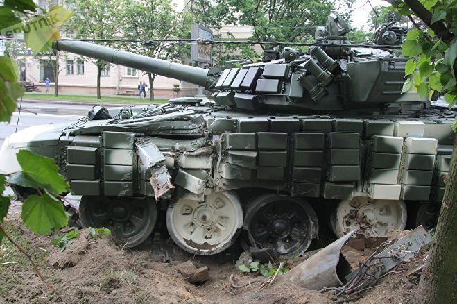 Танк Т-72 выехал за пределы проезжей части. Фото: sputnik.by