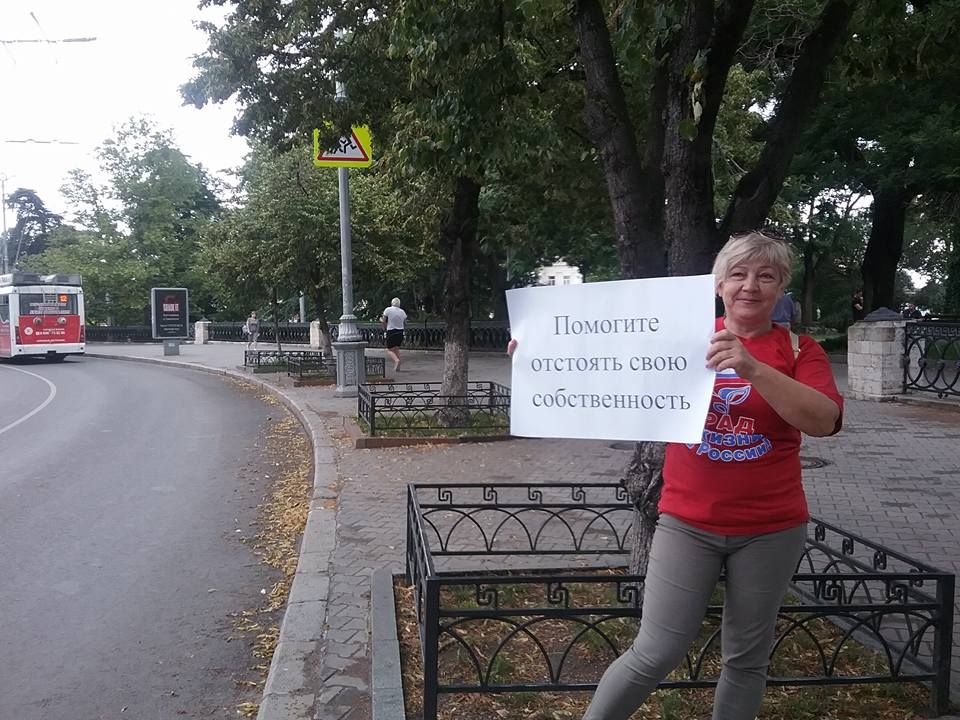 В Крыму прошли одиночные пикеты. Фото: facebook.com/Ленур Усманов