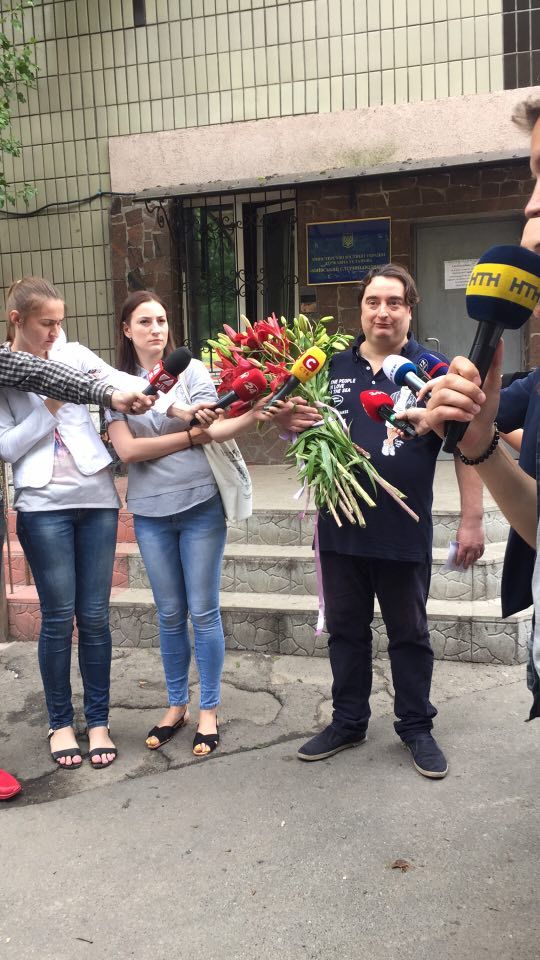 Гужве подарили цветы. Фото: 