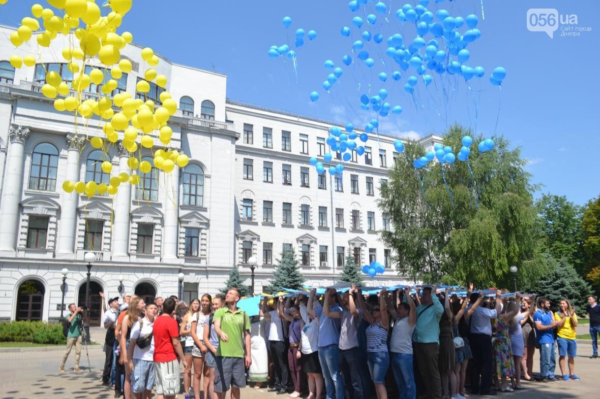 В Днипре провели флешмоб ко Дню Конституции. Фото: 056.ua