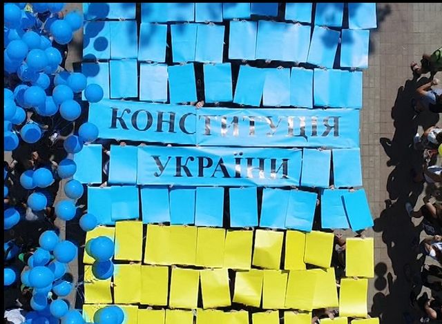 В Днипре провели флешмоб ко Дню Конституции. Фото: adm.dp.gov.ua