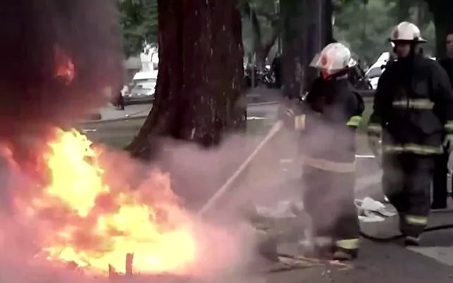 Протестующие также использовали зажигательные смеси. Фото: telegraph.co.uk