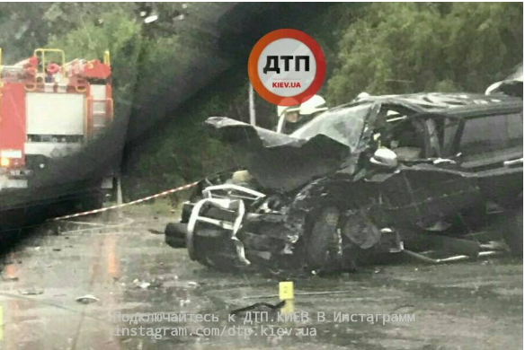 Также пешеходы пострадали от ливня - пришлось передвигаться по затопленным тротуарам.