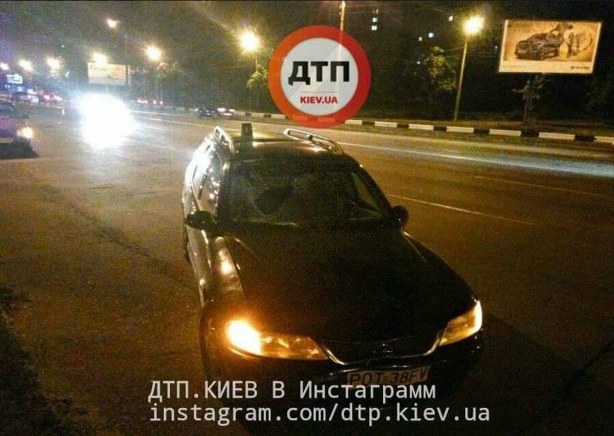 Женщина пыталась перебежать дорогу в неположенном месте. 