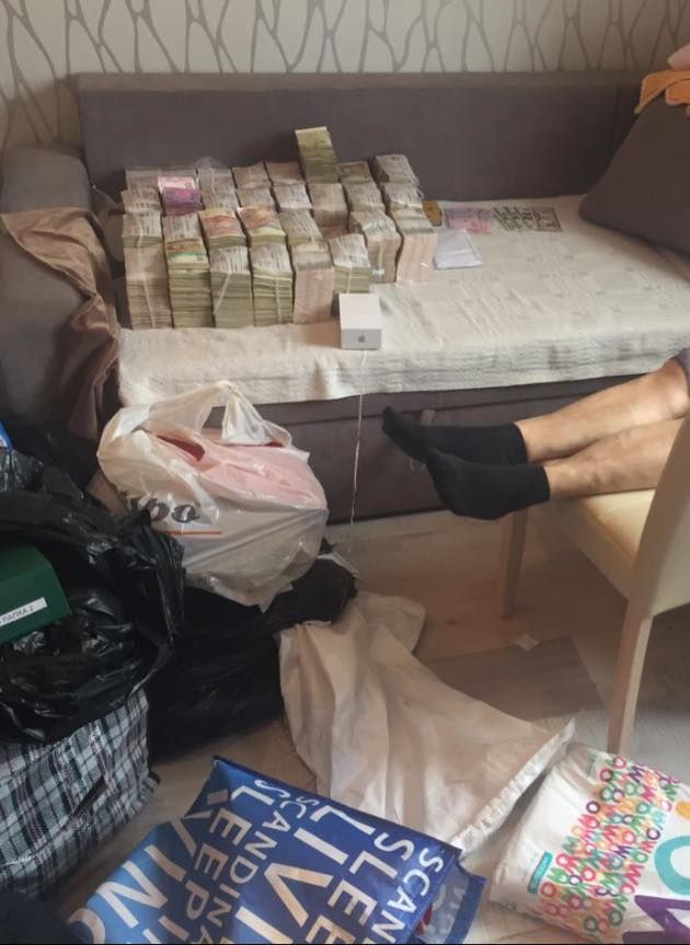 Жителю квартиры, в которой проводили обыск, стало плохо, когда нашли деньги. Фото: facebook.com @Анатолій Матіос