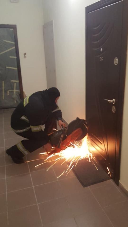 МЧС вскрывает двери, чтобы проводить обыски. Фото: facebook.com @Анатолій Матіос