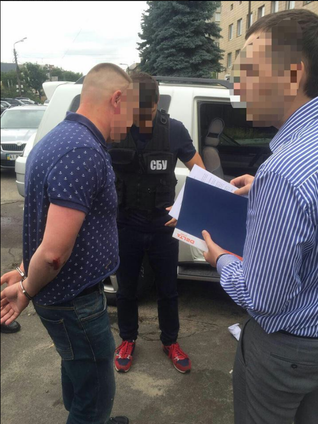 Полицейского поймали на получении первой части взятки. Фото: facebook.com/kyiv.gp.gov.ua