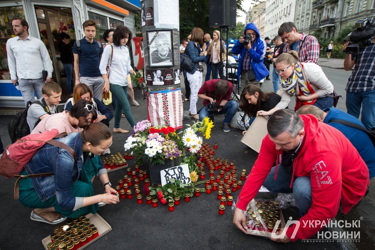 Активисты положили цветы неподалеку от места убийства журналиста.