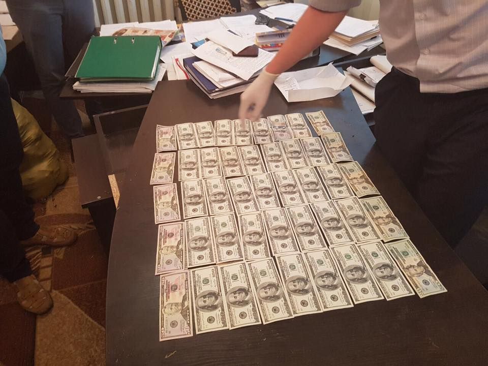 У горе-взяточника нашли деньги. Фото: facebook/LlutsenkoYuri