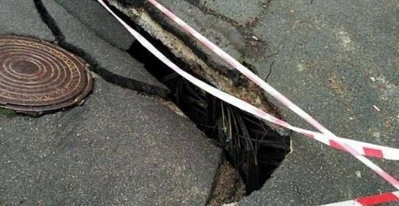 Провал асфальта в Киеве. Фото: facebook/autokiev.info
