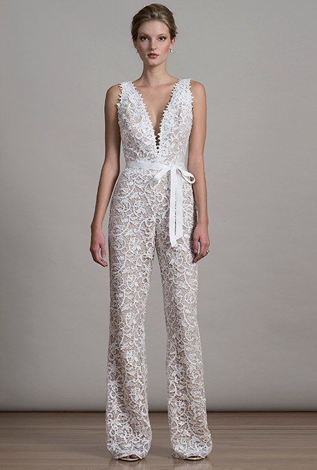Свадебный комбинезон. Фото: brides.com