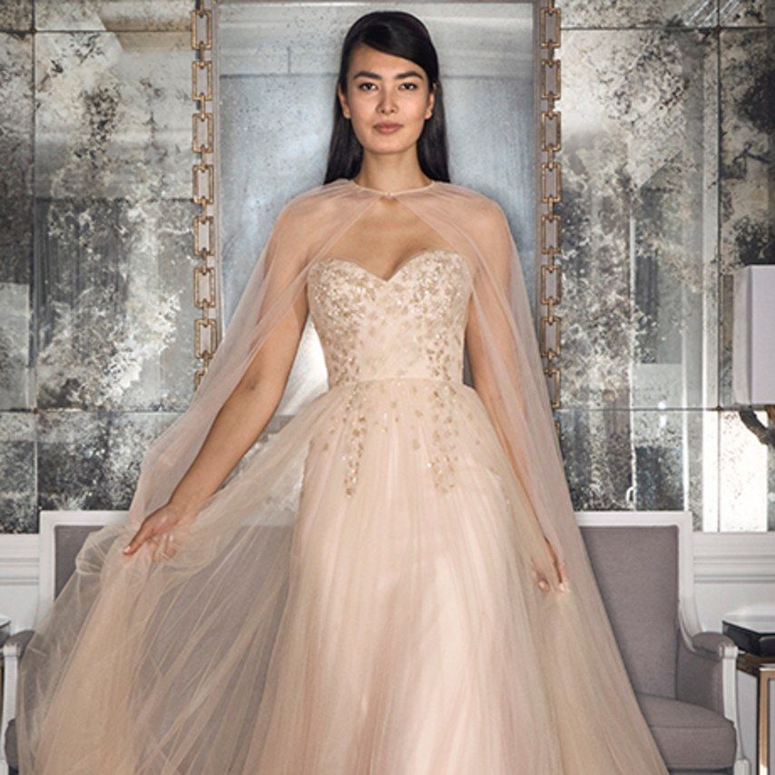 Платье с накидкой. Фото: brides.com