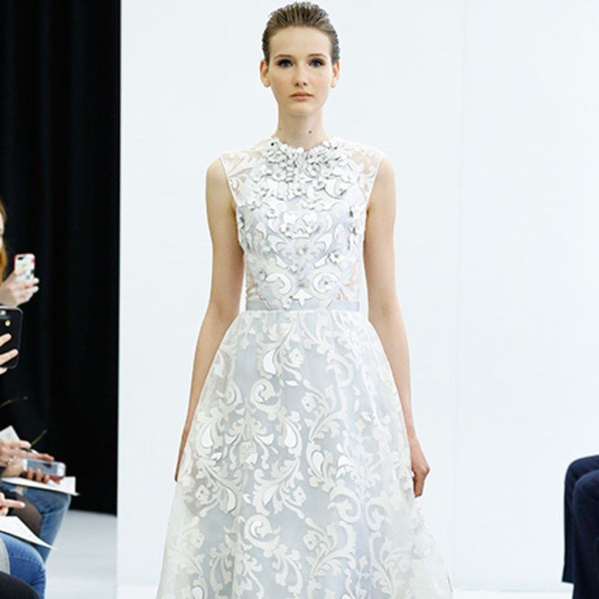 Платье мягкого голубого оттенка. Фото: brides.com